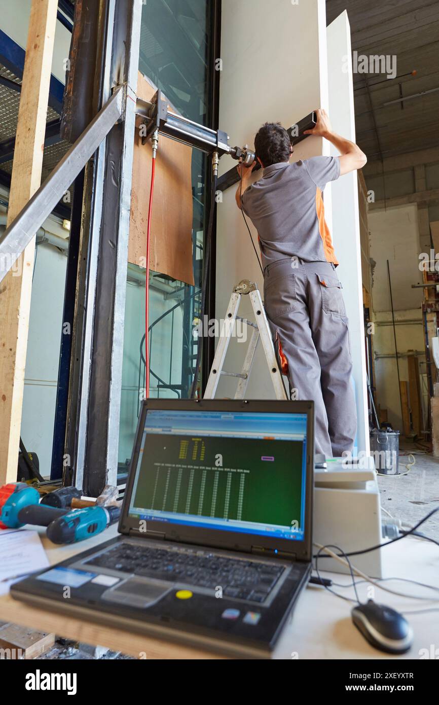 Mechanische Prüfung von Gebäudefassaden. Vorhangfassaden. Architektonische Gehäuse. Homologation von architektonischen Elementen. Zertifizierung, Genehmigung, Test Stockfoto
