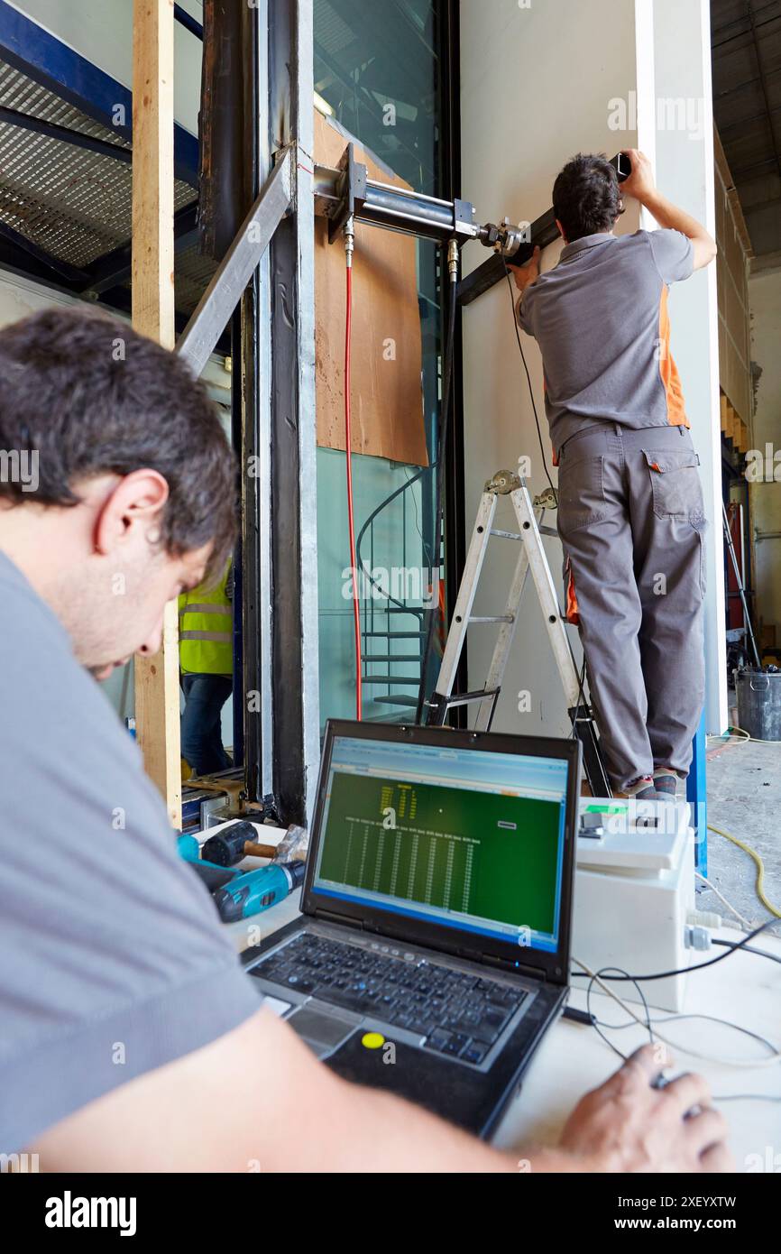 Mechanische Prüfung von Gebäudefassaden. Vorhangfassaden. Architektonische Gehäuse. Homologation von architektonischen Elementen. Zertifizierung, Genehmigung, Test Stockfoto