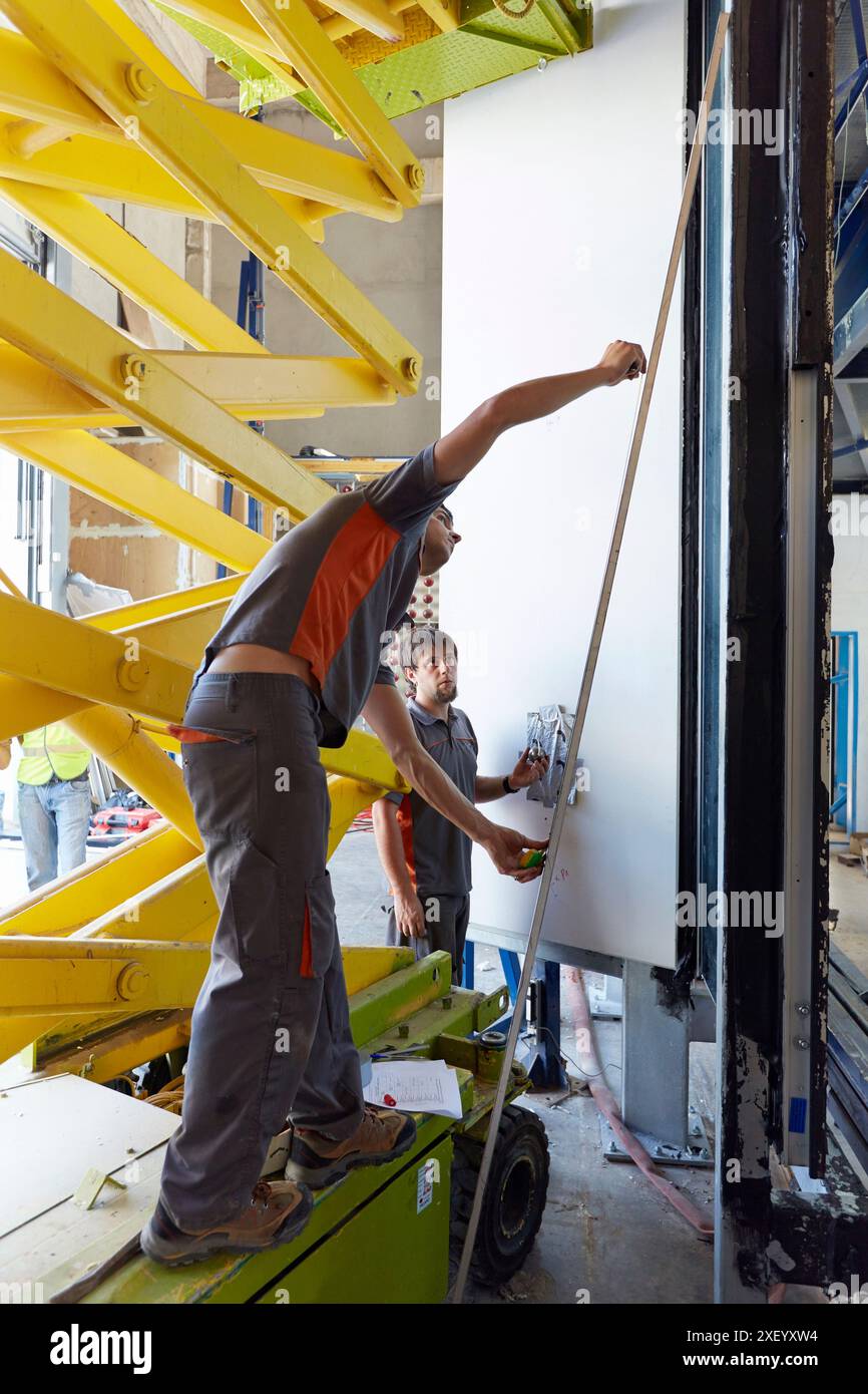 Mechanische Prüfung von Gebäudefassaden. Vorhangfassaden. Architektonische Gehäuse. Homologation von architektonischen Elementen. Zertifizierung, Genehmigung, Test Stockfoto