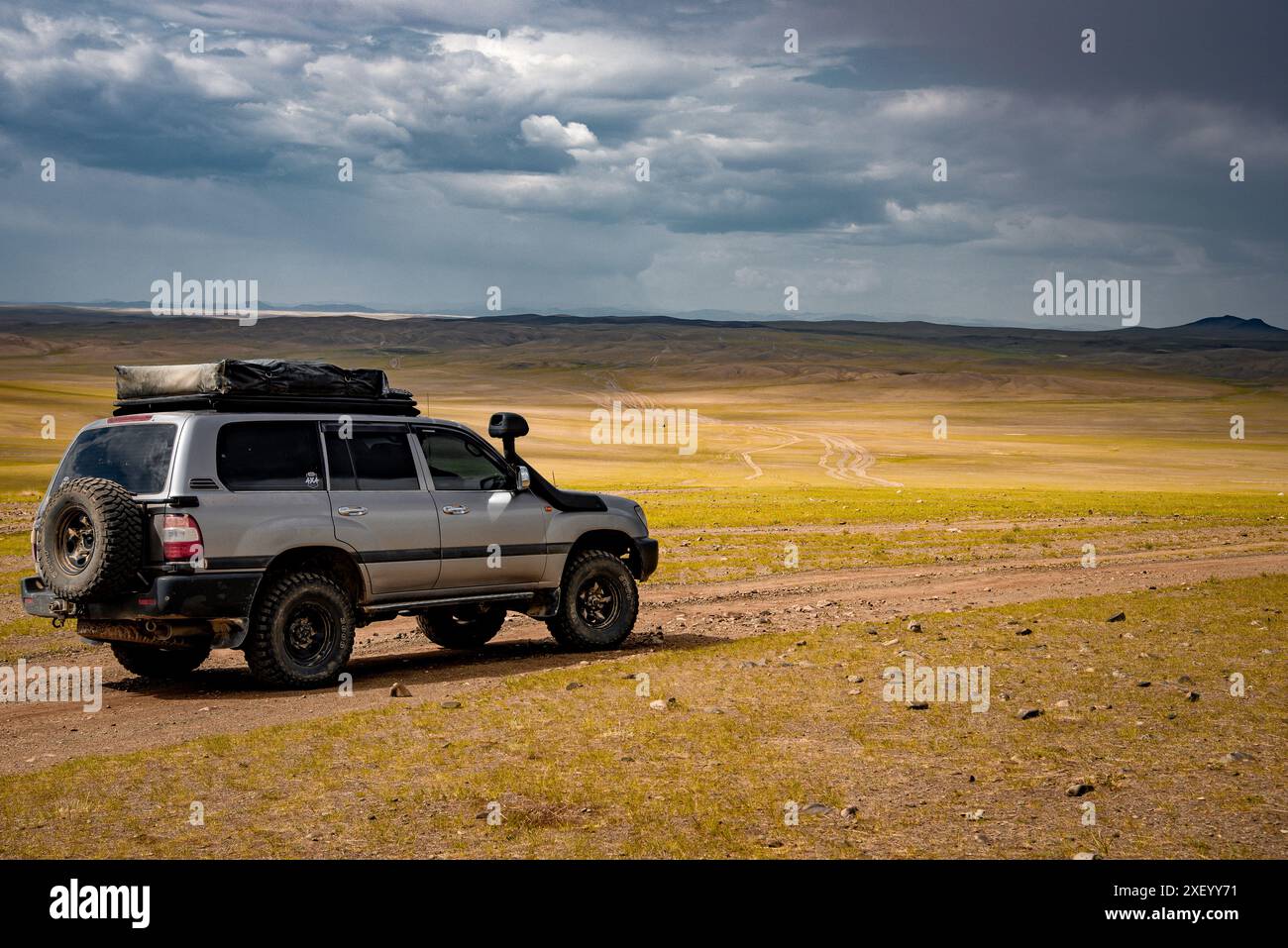 Es gibt noch ein paar Kilometer mehr zu gehen. Offroad durch die zentrale Mongolei Stockfoto