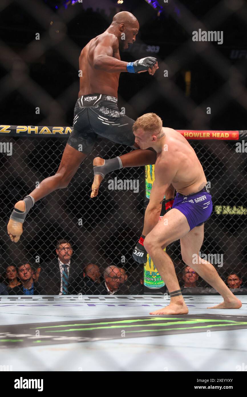 Las Vegas, Usa. Juni 2024. Ian Machado Garry (rot) von Irland gegen Michael Page (blau) von England in einem Schlamassel während des UFC 303-Events in der T-Mobile Arena am 29. Juni 2024 in Las Vegas, Nevada. Quelle: Brazil Photo Press/Alamy Live News Stockfoto