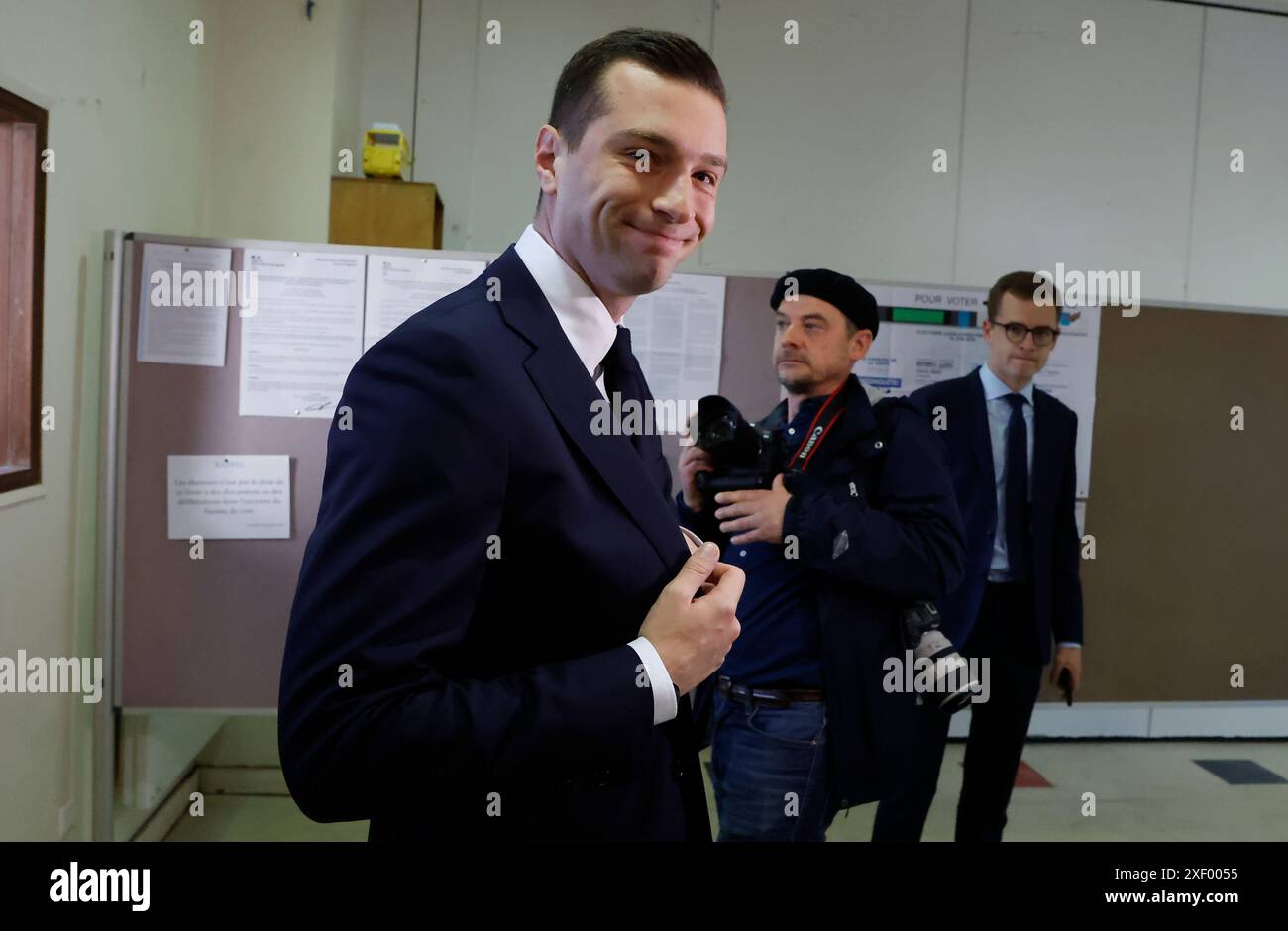 Garches, Frankreich. 30. Juni 2024. Präsident Jordan Bardella (Front) trifft am 30. Juni 2024 in einem Wahllokal in Garches ein. Die erste Runde der französischen Parlamentswahlen beginnt am Sonntag in der französischen Metropolregion, in der die Wähler aus über 4.000 Kandidaten 577 Mitglieder für die Nationalversammlung wählen können. Quelle: Henri Szwarc/Xinhua/Alamy Live News Stockfoto