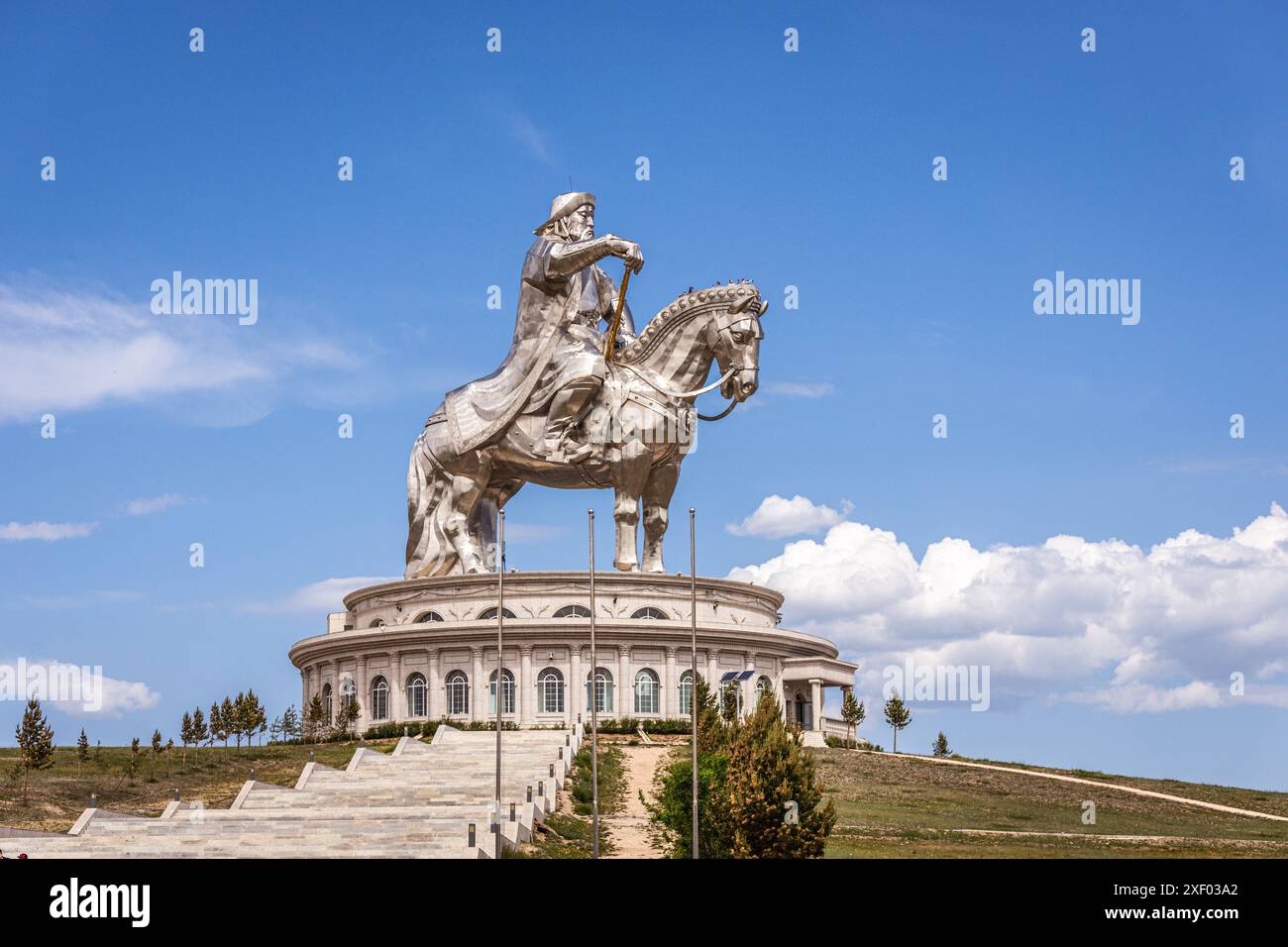 Dschingis Khan Reiterstatue ist eine 40 Meter hohe, rostfreie Statue von Dschingis Khan auf dem Pferd Stockfoto