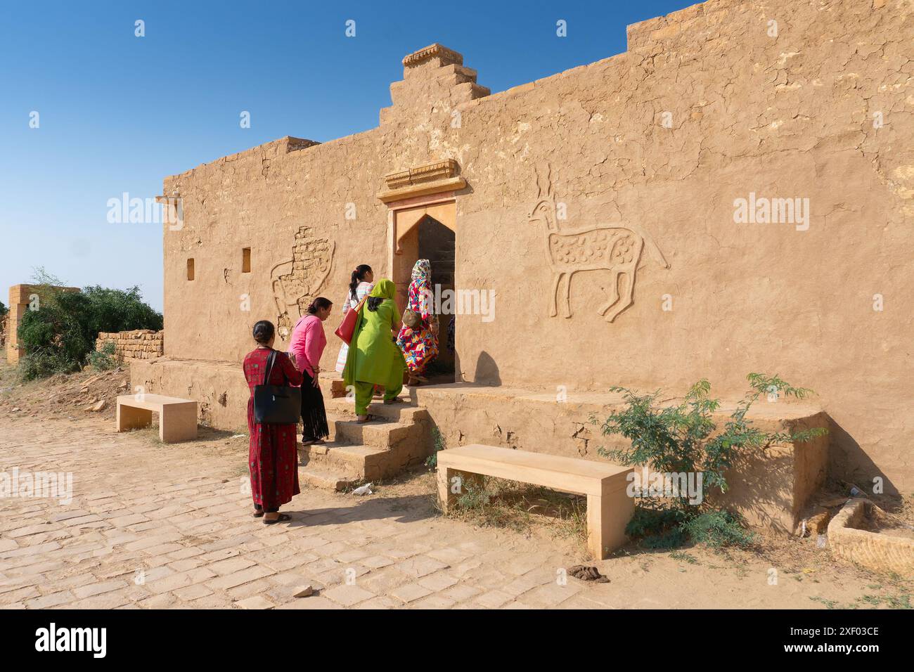 Jaisalmer, Rajasthan, Indien - 14.10.2019 : Rajasthani-Frauen besuchen Ruinen, verlassene Häuser des Dorfes Kuldhara. Man sagt, dieses Dorf sei verflucht Stockfoto