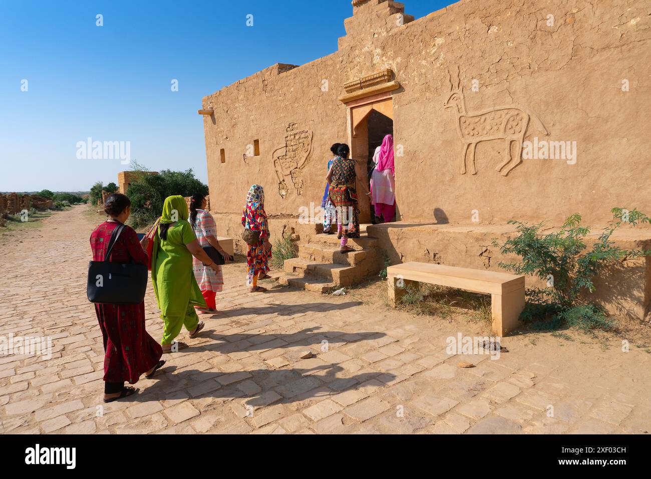 Jaisalmer, Rajasthan, Indien - 14.10.2019 : Rajasthani-Frauen besuchen Ruinen, verlassene Häuser des Dorfes Kuldhara. Man sagt, dieses Dorf sei verflucht Stockfoto