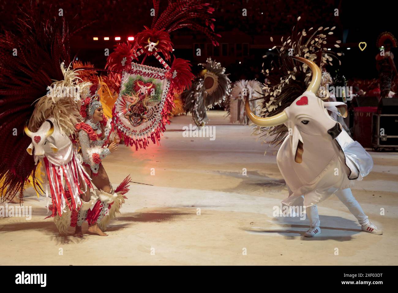 Parintins, Brasilien. 30. Juni 2024. AM - PARINTINS - 06/29/2024 - PARINTINS, AMAZONAS, 57. PARINTINS FOLK FESTIVAL, 2. NACHT - Porta Estandarte do Boi-Bumba Garantido Livia Christina während der zweiten Nacht des 57. Parintins Folk Festival 2024. Foto: Suamy Beydoun/AGIF Credit: AGIF/Alamy Live News Stockfoto