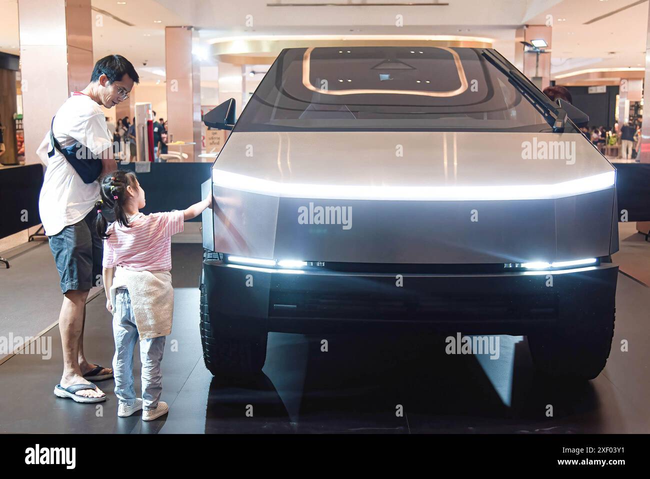 Bangkok, Thailand. 30. Juni 2024. Besucher besichtigen während der Veranstaltung im Einkaufszentrum Central World einen Tesla Cybertruck. Tesla startete eine Kampagne „Cybertruck Tour“ in Thailand, um sein Tesla Cybertruck Auto in Thailand zu bewerben. Tesla plante, diese Kampagne in Thailand durchzuführen, einschließlich Bangkok, Khon Kaen und Chiang Mai. Quelle: SOPA Images Limited/Alamy Live News Stockfoto