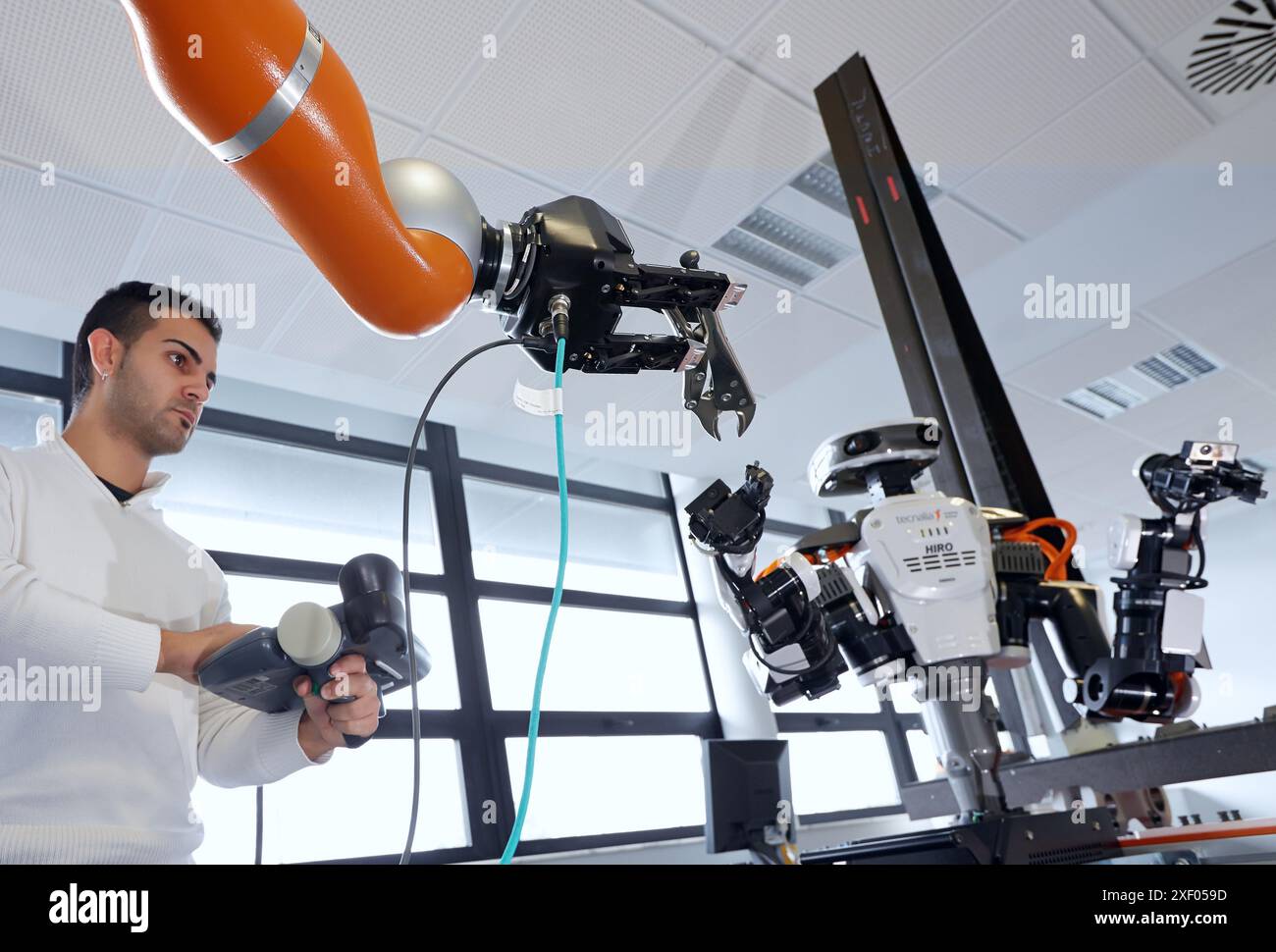 HIRO-Roboter, humanoider Roboter für Montageaufgaben in der Automobilindustrie in Zusammenarbeit mit Menschen und LWR-Roboter, mit haptischer Teleoperation mit Kraftvorschub Stockfoto