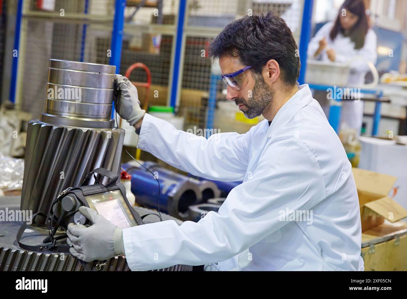 Ultraschallgeräte. Kontrolle von Defekten im Metallstück. NDT-Labor. Technologische Dienstleistungen für die Industrie. Tecnalia Research & Innovation, Donost Stockfoto