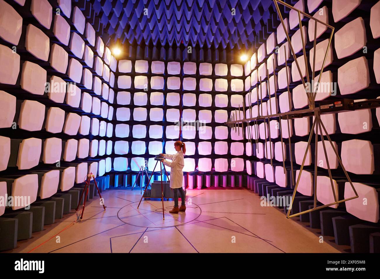 Echoarme Kammer. EMV- und Telekommunikationslabor. Zertifizierung von elektrischen und elektronischen Niederspannungsprodukten. Technologische Dienstleistungen für die Industrie. Tecnalia Resea Stockfoto