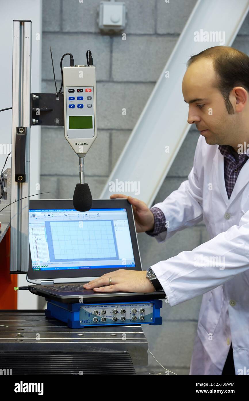 Die Messwerte stehen im VORDERGRUND. Soundsteuerung. Betriebslärm in industriellen Produktionsanlagen. Industrie. TECNALIA Forschung und Innovation, Technologie Stockfoto