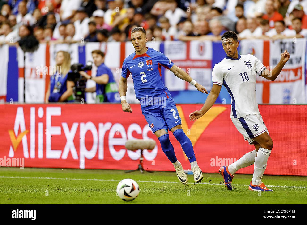 Gelsenkirchen, Deutschland. 30. Juni 2024. GELSENKIRCHEN, 30-06-20204, Stadion Veltins Arena, Fußball-Europameisterschaft Euro2024, Achtelfinale Spiel Nr. 40 zwischen England und der Slowakei. Der englische Spieler Jude Bellingham gegen den slowakischen Spieler Peter Pekarik Credit: Pro Shots/Alamy Live News Stockfoto