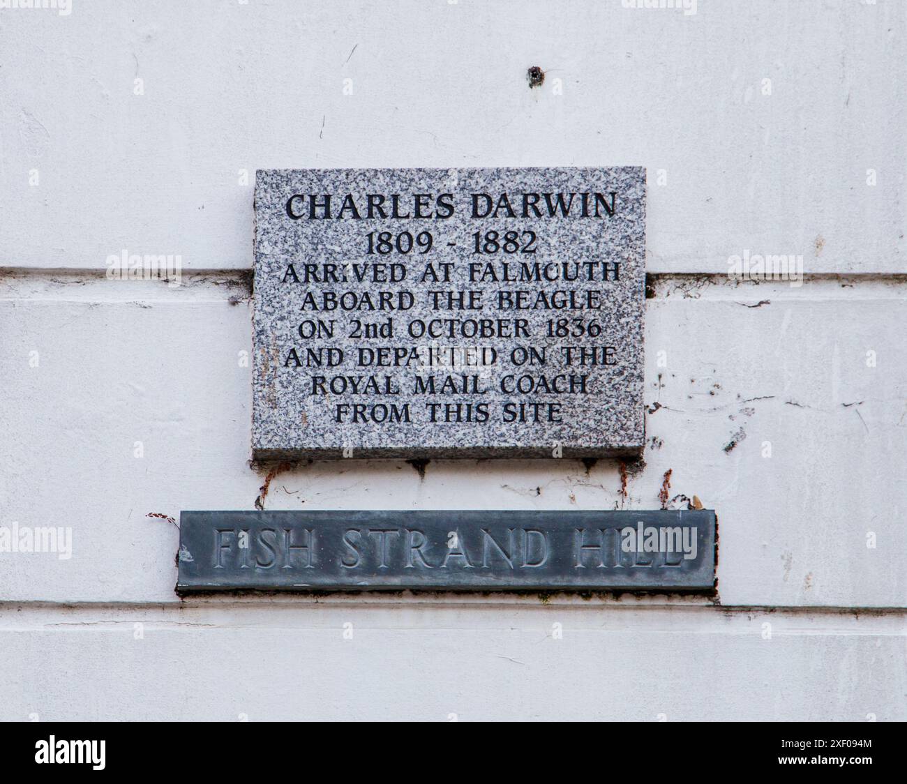 Schilder, die Charles Darwins Ankunft in Falmouth an Bord der Beagle und die Abfahrt über den Royal Mail Coach markieren. Stockfoto