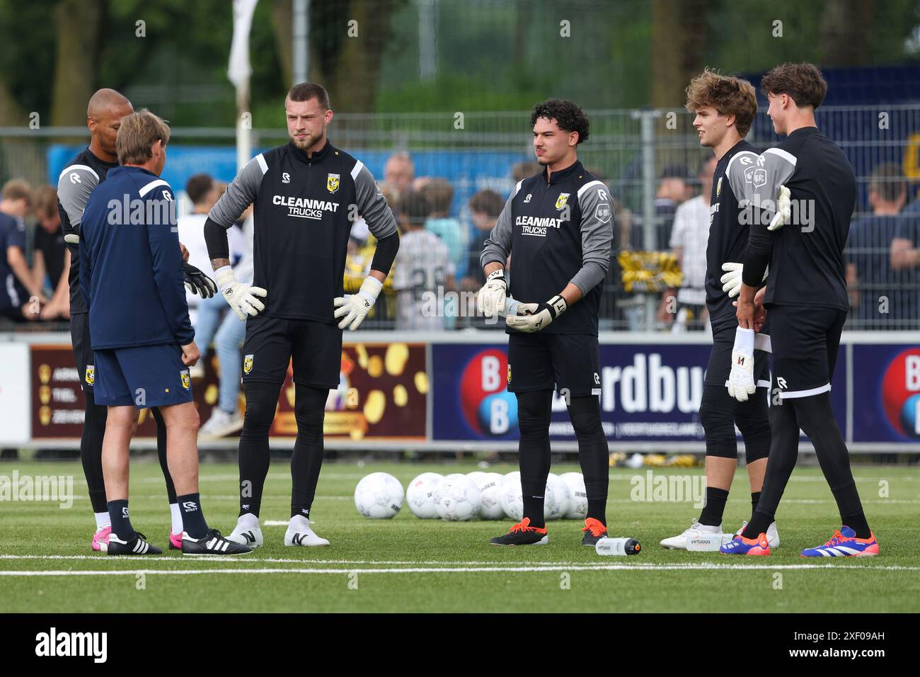 Huissen, Niederlande. 30. Juni 2024. HUISSEN, NIEDERLANDE - JUNI 30: Keeperstrainer Max de Jong von Vitesse, Keeperstrainer Eloy Room of Vitesse, Keeper Sil Milder von Vitesse, Keeper MartinTsankov von Vitesse, Keeper Sep van der Heijden von Vitesse, Keeper Tom Bramel von Vitesse während des ersten Trainings von Vitesse im Sportpark de Blauwenburcht am 30. Juni, 2024 in Huissen, Niederlande (Foto: Ben Gal/Orange Pictures) Credit: Orange Pics BV/Alamy Live News Stockfoto