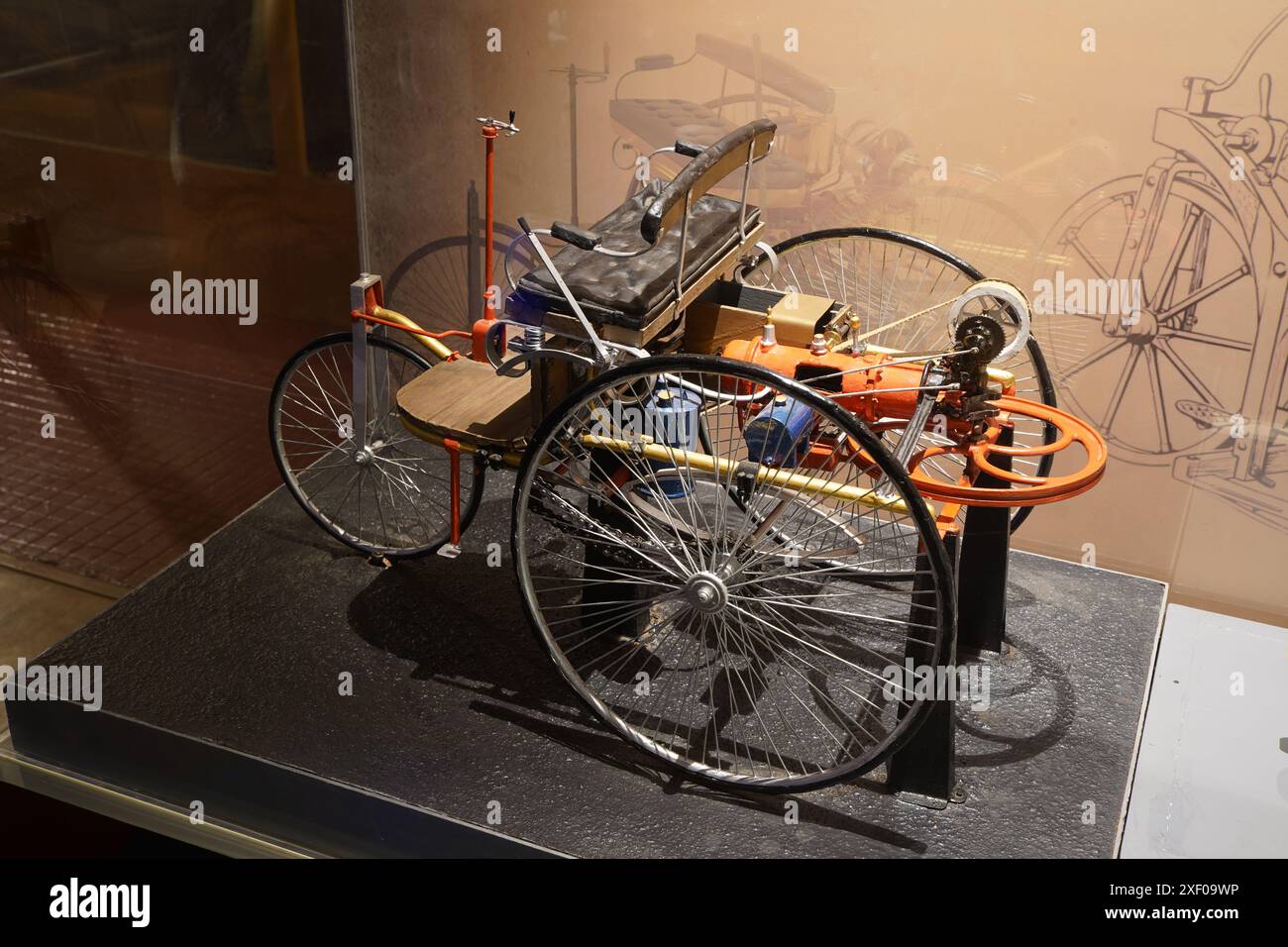 Modell des ersten Benz Patent-Motorwagens Nr. 1, Kraftwagen. Transport Gallery, Birla Industrial & Technological Museum. Kalkutta, Westbengalen, Indien. Stockfoto