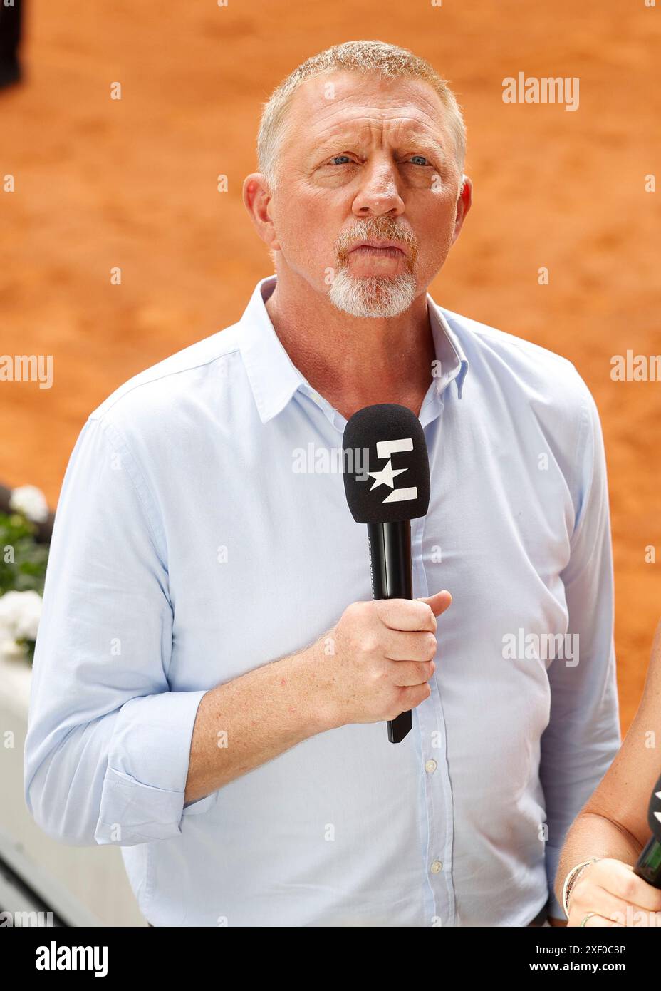 Tennislegende Boris Becker arbeitet als TV-Kommentator bei den French Open, Roland Garros, Paris, Frankreich. Stockfoto
