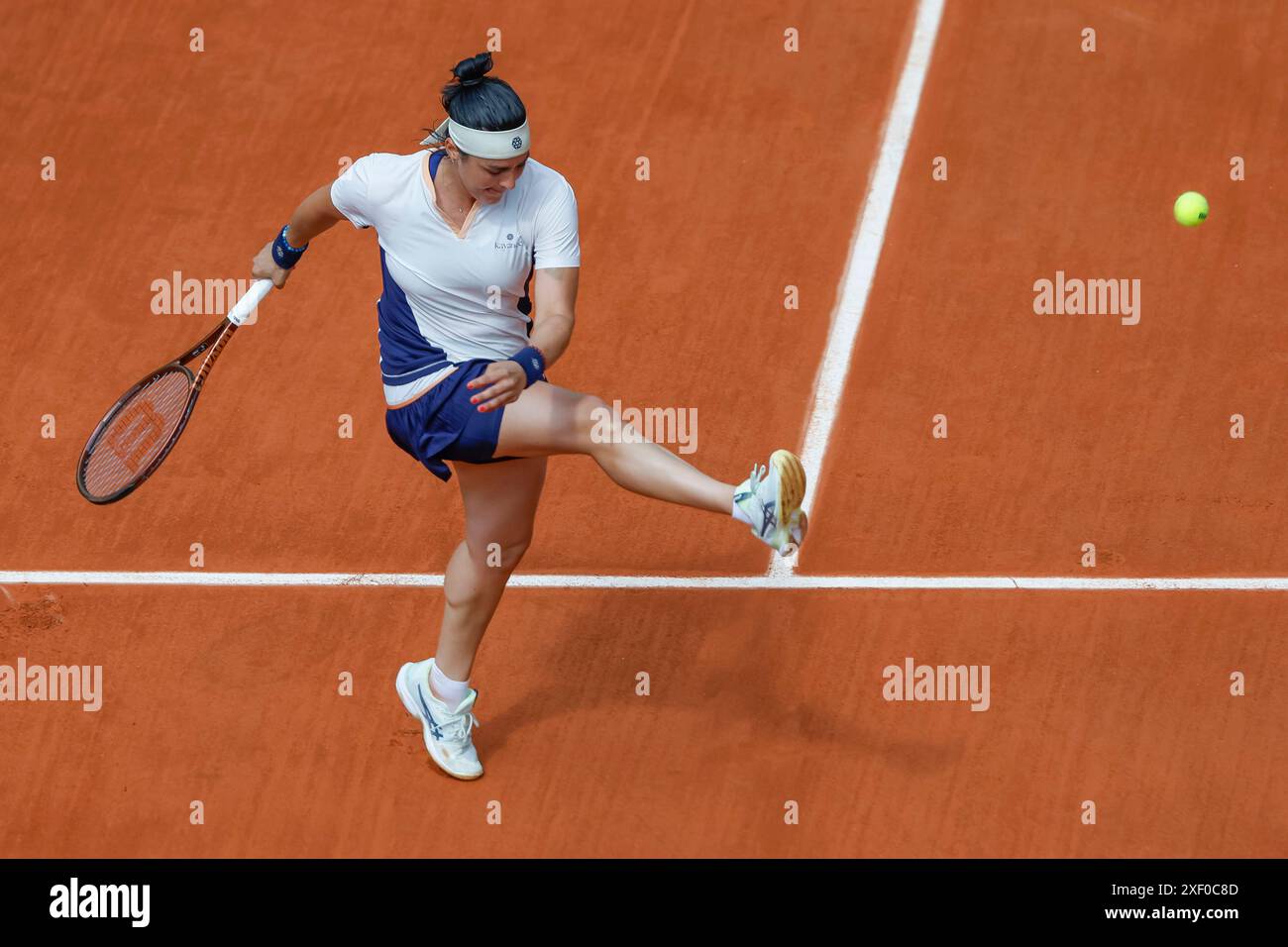 Tunesischer Tennisspieler Ons Jabeur in Aktion bei den French Open 2024, Roland Garros, Paris, Frankreich. Stockfoto