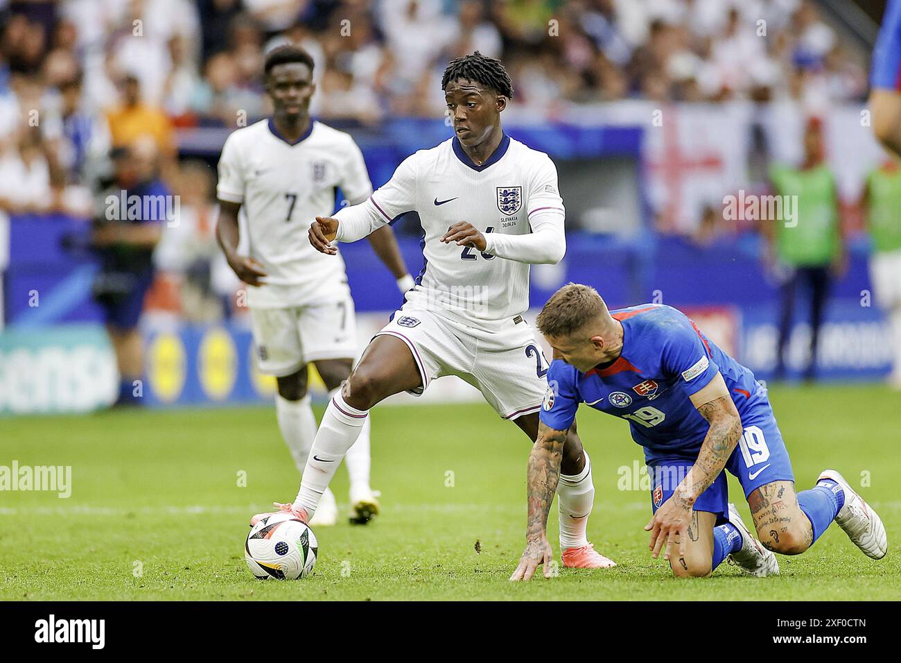 Gelsenkirchen, Deutschland. 30. Juni 2024. GELSENKIRCHEN, 30-06-20204, Stadion Veltins Arena, Fußball-Europameisterschaft Euro2024, Achtelfinale Spiel Nr. 40 zwischen England und der Slowakei. Der englische Spieler Kobbie Mainoo gegen den slowakischen Spieler Juraj Kuco Credit: Pro Shots/Alamy Live News Stockfoto