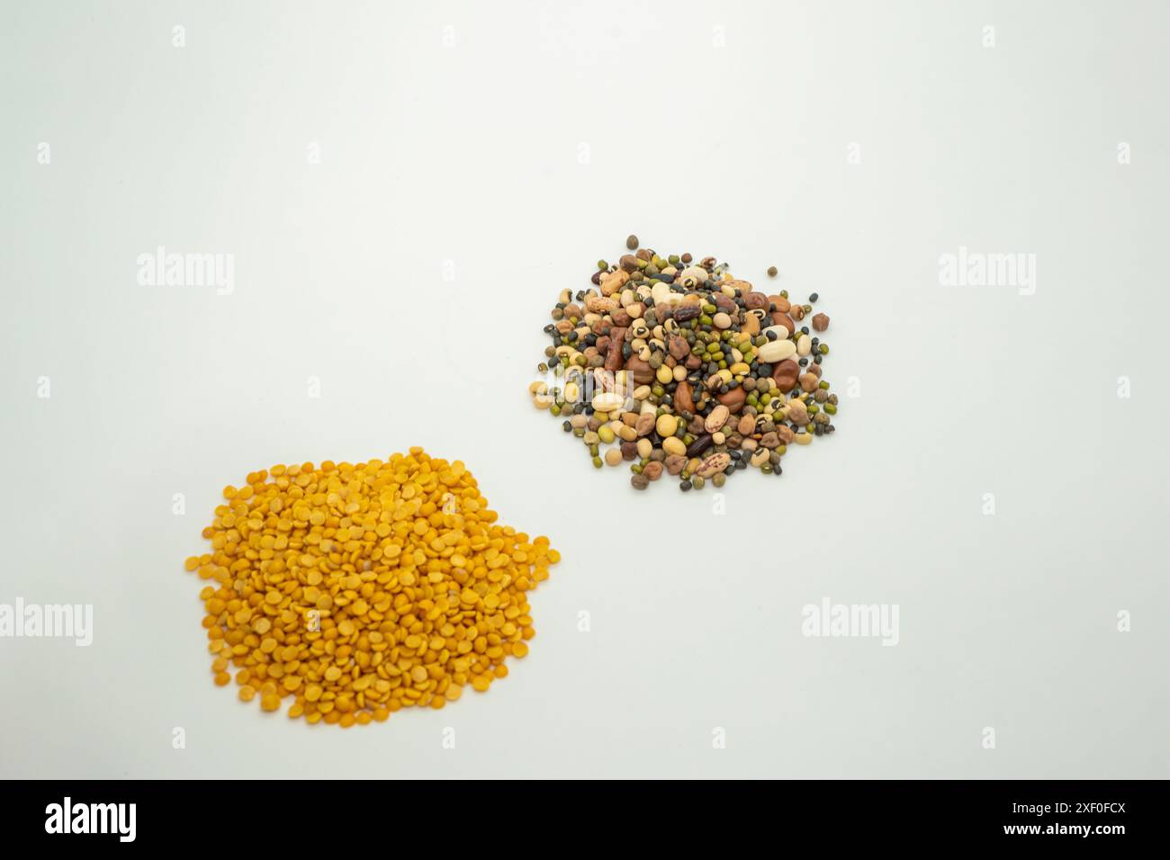 Eine Schüssel mit urad rahar dal Taubenerbsenlinsen und gemischten Hülsenfrüchten isoliert auf weißem Hintergrund Stockfoto