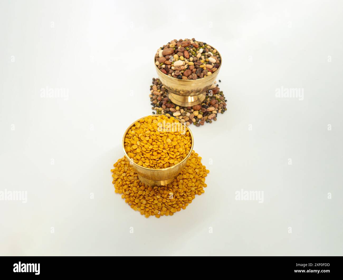 Eine Schüssel mit urad rahar dal Taubenerbsenlinsen und gemischten Hülsenfrüchten isoliert auf weißem Hintergrund Stockfoto