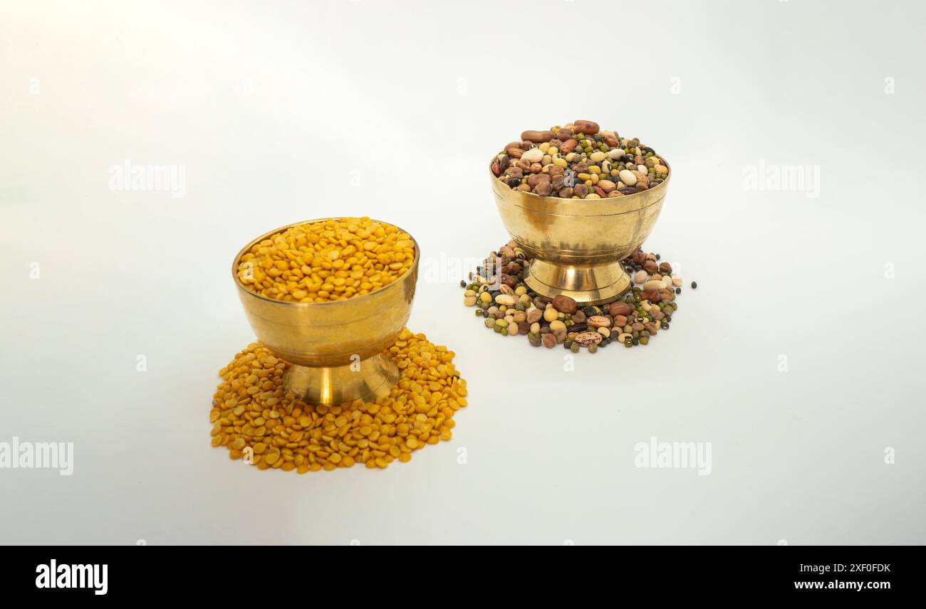 Eine Schüssel mit urad rahar dal Taubenerbsenlinsen und gemischten Hülsenfrüchten isoliert auf weißem Hintergrund Stockfoto