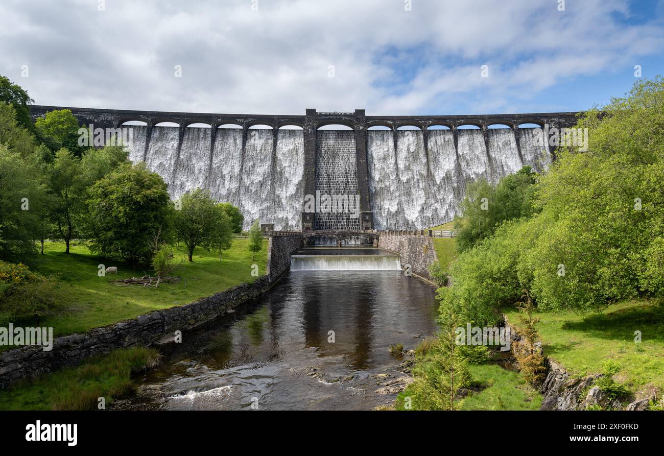 Claerwen Dam im Elan Valley, mit Wasser, das über den Gipfel fließt. Das hier gespeicherte Wasser versorgt die englische Stadt Birmingham. Powys, Großbritannien. Stockfoto