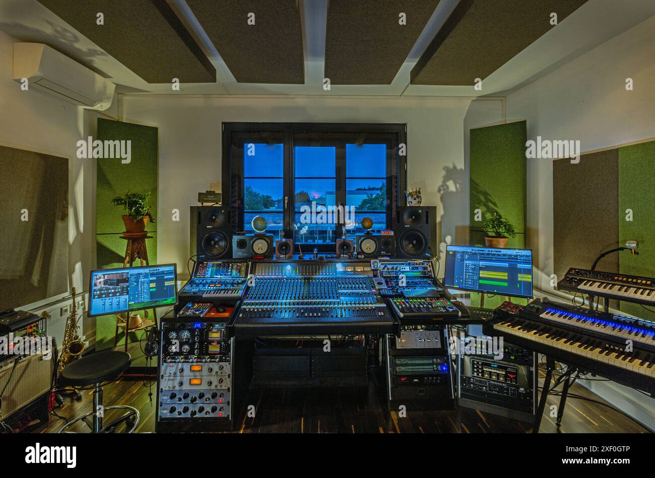 Professionelles Aufnahmestudio mit Soundmischkonsole Stockfoto