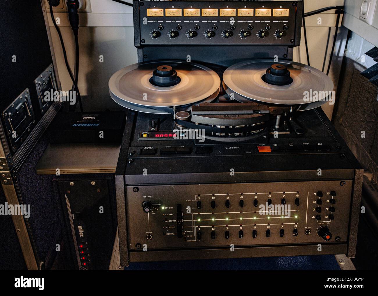 Analoge Tonbänder und andere Soundgeräte in einem professionellen Aufnahmestudio Stockfoto