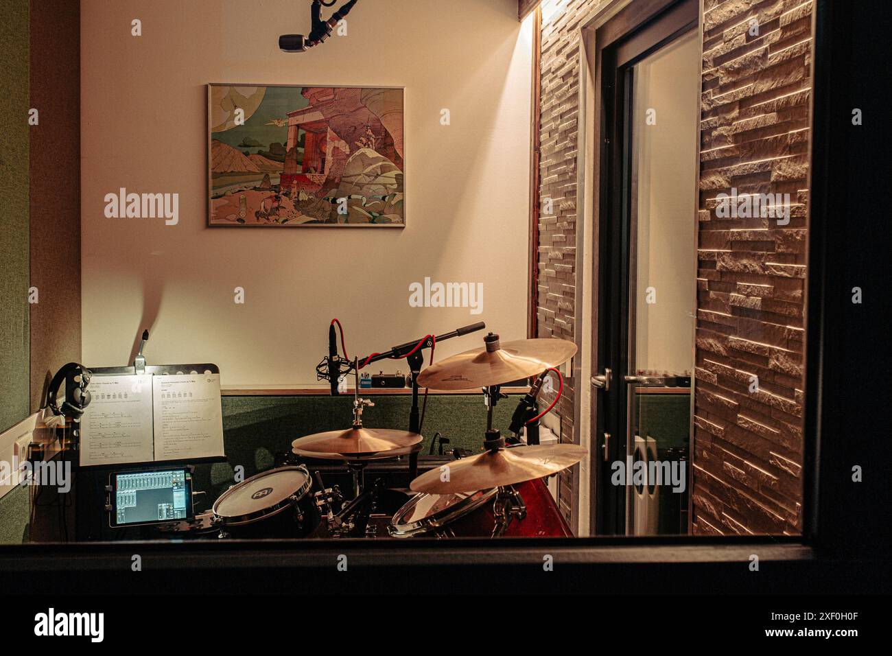 Vollständiges Set Akustiktrommel in der Studio-Soundkabine Stockfoto