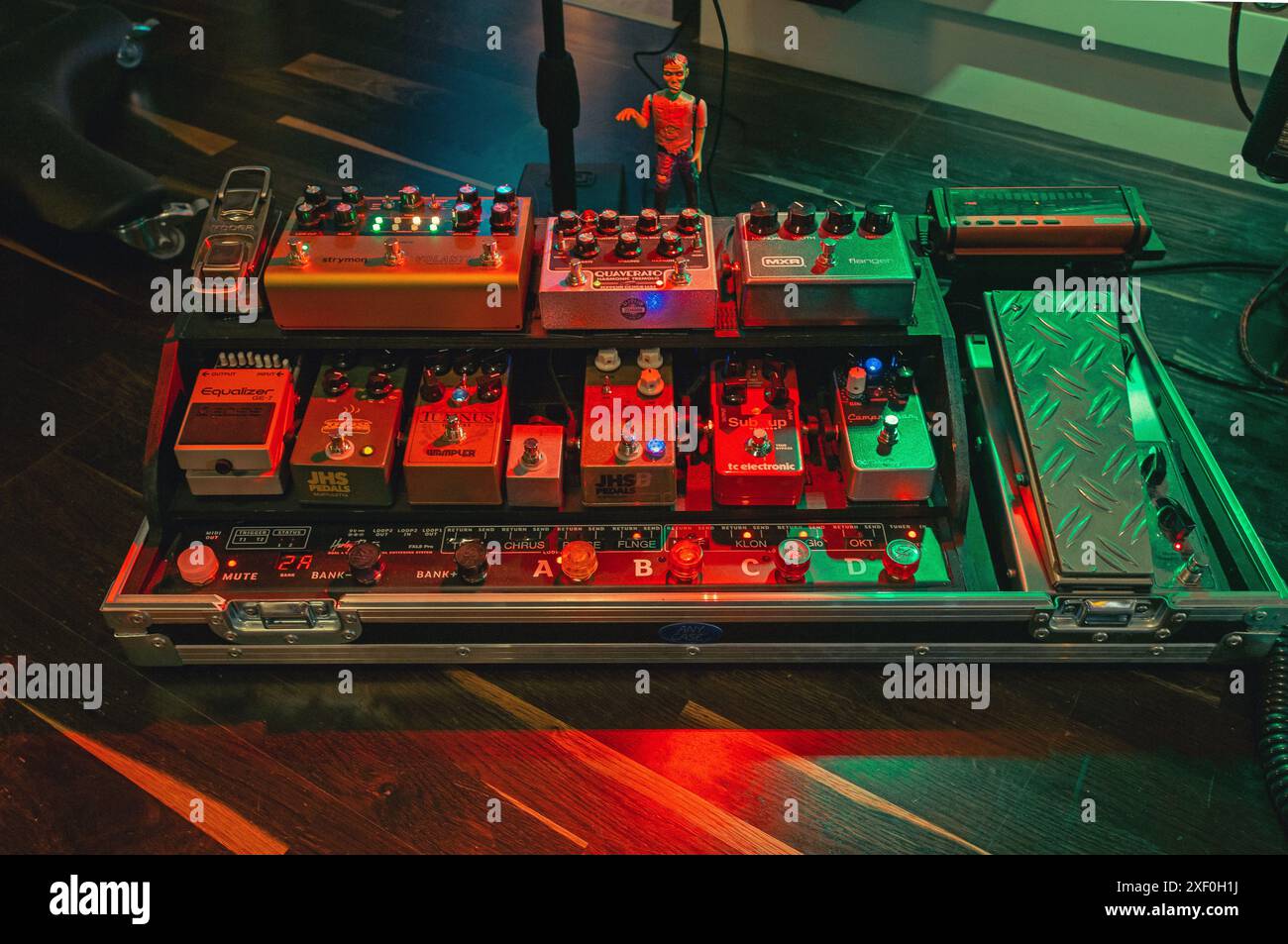 Gitarren Effekt Pedale auf Pedalboard im Studio Stockfoto