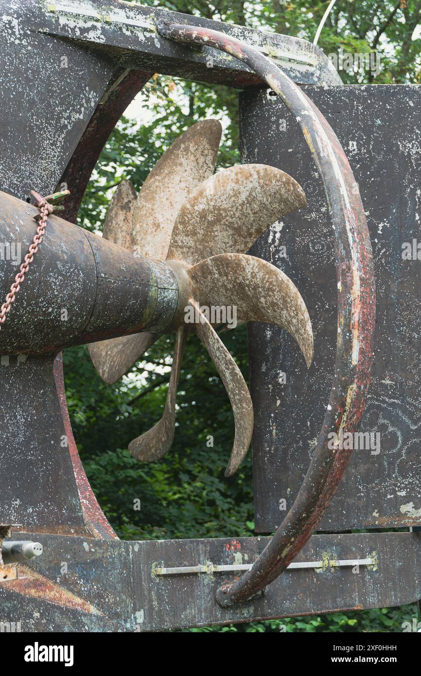 Speyer, Deutschland. 30. Juni 2024. Propeller U17. Der letzte Transport des U-Bootes U17 vom Technikmuseum Speyer zum Technikmuseum Sinsheim erfolgt über einen ganzen Monat, beginnend am 30. Juni. Während dieser Zeit wird das 500 Tonnen schwere U-Boot über Straßen und Flüsse transportiert. Um verschiedene Hindernisse wie niedrige Brücken oder Eisenbahnstrecken zu überwinden, wird das stillgelegte U-Boot in einem Winkel von 73 Grad geneigt. Gustav Zygmund/Alamy News Stockfoto