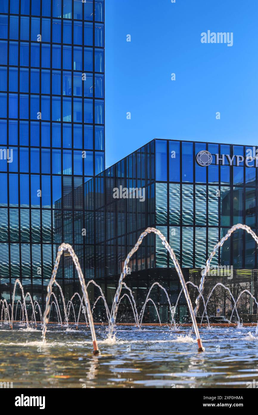 Basel, Schweiz - 21. Februar 2023: Moderne Hotels mit sprudelnden Springbrunnen am Basler Messeplatz. Viele berühmte Ausstellungen werden im Rahmen von Yearl gehalten Stockfoto