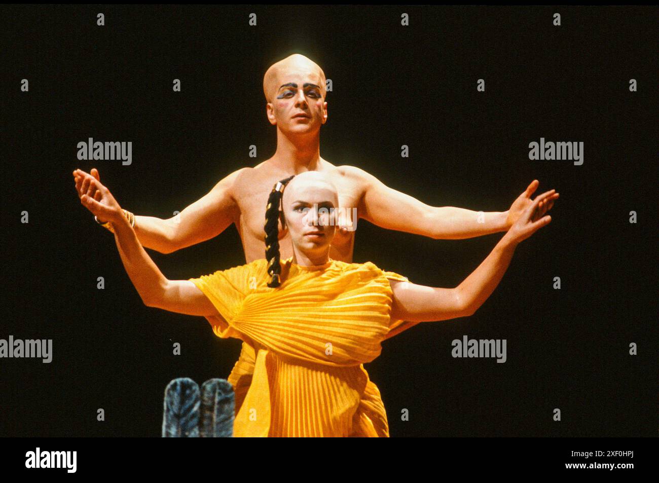 Sally Burgess (Nefertiti), Christopher Robson (Akhnaten) in AKHNATEN von Philip Glass an der English National Opera (ENO), London Coliseum WC2 26/02/1987 Dirigent: Paul Daniel Design: David Roger Regie: David Freeman Stockfoto