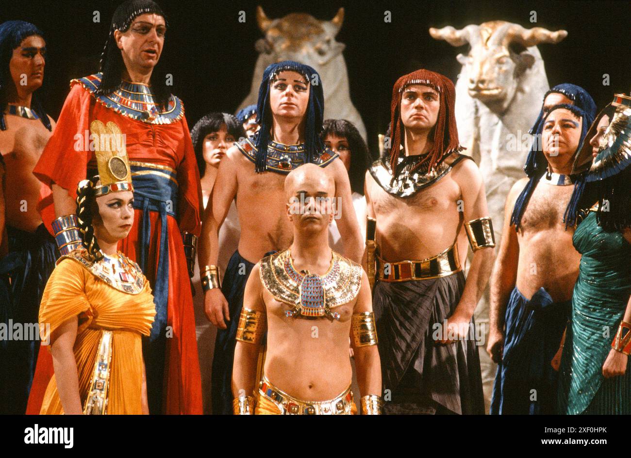 Vorne links: Sally Burgess (Nefertiti) Zentrum: Christopher Robson (Akhnaten) in AKHNATEN von Philip Glass an der English National Opera (ENO), London Coliseum WC2 26/02/1987 Dirigent: Paul Daniel Design: David Roger Regie: David Freeman Stockfoto