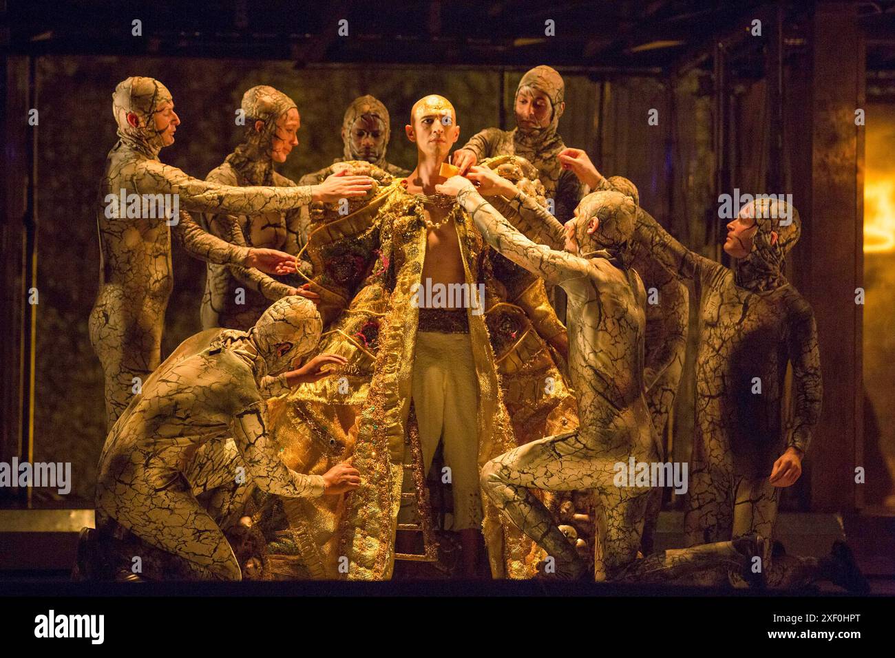 Dressing the New Pharao: Anthony Roth Costanzo (Akhnaten) in AKHNATEN von Philip Glass an der English National Opera (ENO), London Coliseum WC2 04/03/2016 in Verbindung mit Improbable A Co-Produktion mit LA Opera Dirigent: Karen Kamensek Set Design: Tom Pye Kostüme: Kevin Pollard Beleuchtung: Bruno Poet Skills Ensemble Choreographie: Sean Gandini Regisseur: Phelim McDermott Stockfoto