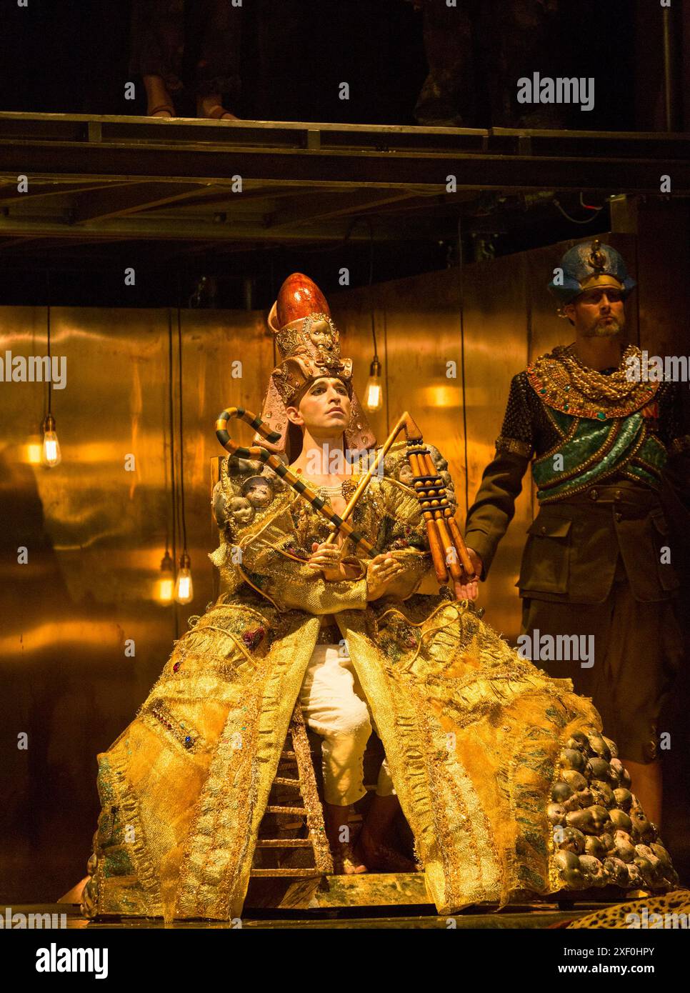 Krönung von Akhnaten, dem neuen Pharao: Anthony Roth Costanzo (Akhnaten) in AKHNATEN von Philip Glass an der English National Opera (ENO), London Coliseum WC2 04/03/2016 in Verbindung mit einer Koproduktion mit LA Opera Dirigent: Karen Kamensek Bühnenbild: Tom Pye Kostüme: Kevin Pollard Beleuchtung: Bruno Poet Skills Ensemble Choreographie: Sean Gandini Regisseur: Phelim McDermott Stockfoto