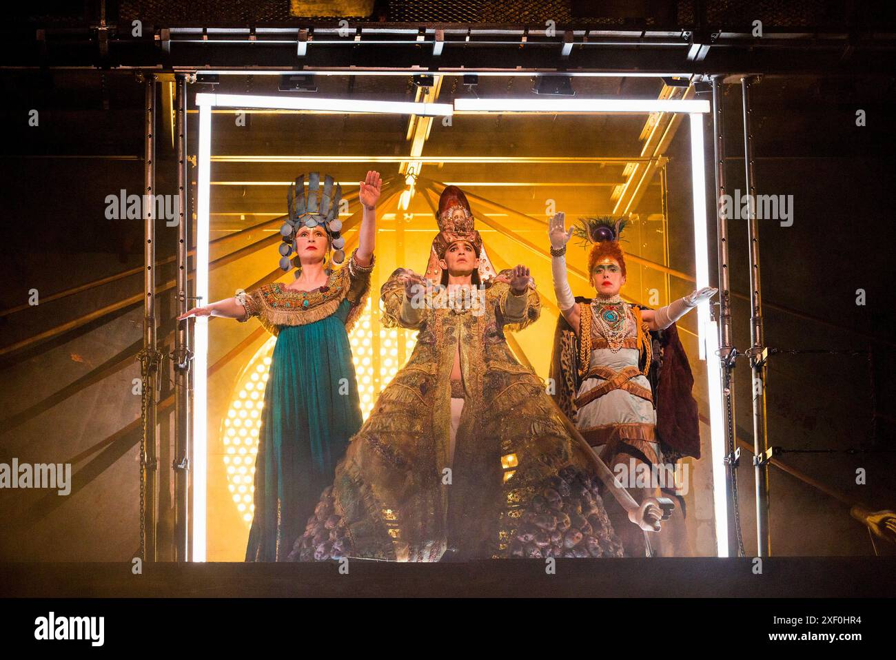 Krönung von Akhnaten, dem neuen Pharao - l-r: Emma Carrington (Nefertiti), Anthony Roth Costanzo (Akhnaten), Rebecca Bottone (Königin Tye) in AKHNATEN von Philip Glass an der English National Opera (ENO), London Coliseum WC2 04/03/2016 in Verbindung mit Improbable einer Koproduktion mit LA Opera Dirigent: Karen Kamensek Bühnenentwurf: Tom Pye Kostüme: Kevin Pollard Beleuchtung: Bruno Poet Skills Ensemble Choreographie: Sean Gandini Regie: Phelim McDermott Stockfoto