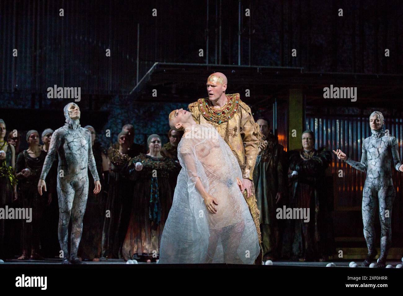 Zentrum: Akhnaten dies - l-r: Anthony Roth Costanzo (Akhnaten), Zachary James (Scribe) in AKHNATEN von Philip Glass an der English National Opera (ENO), London Coliseum WC2 04/03/2016 in Verbindung mit Improbable A Co-Inszenierung mit LA Opera Dirigent: Karen Kamensek Set Design: Tom Pye Kostüme: Kevin Pollard Beleuchtung: Bruno Poet Skills Ensemble Choreographie: Sean Gandini Regie: Phelim McDermott Stockfoto