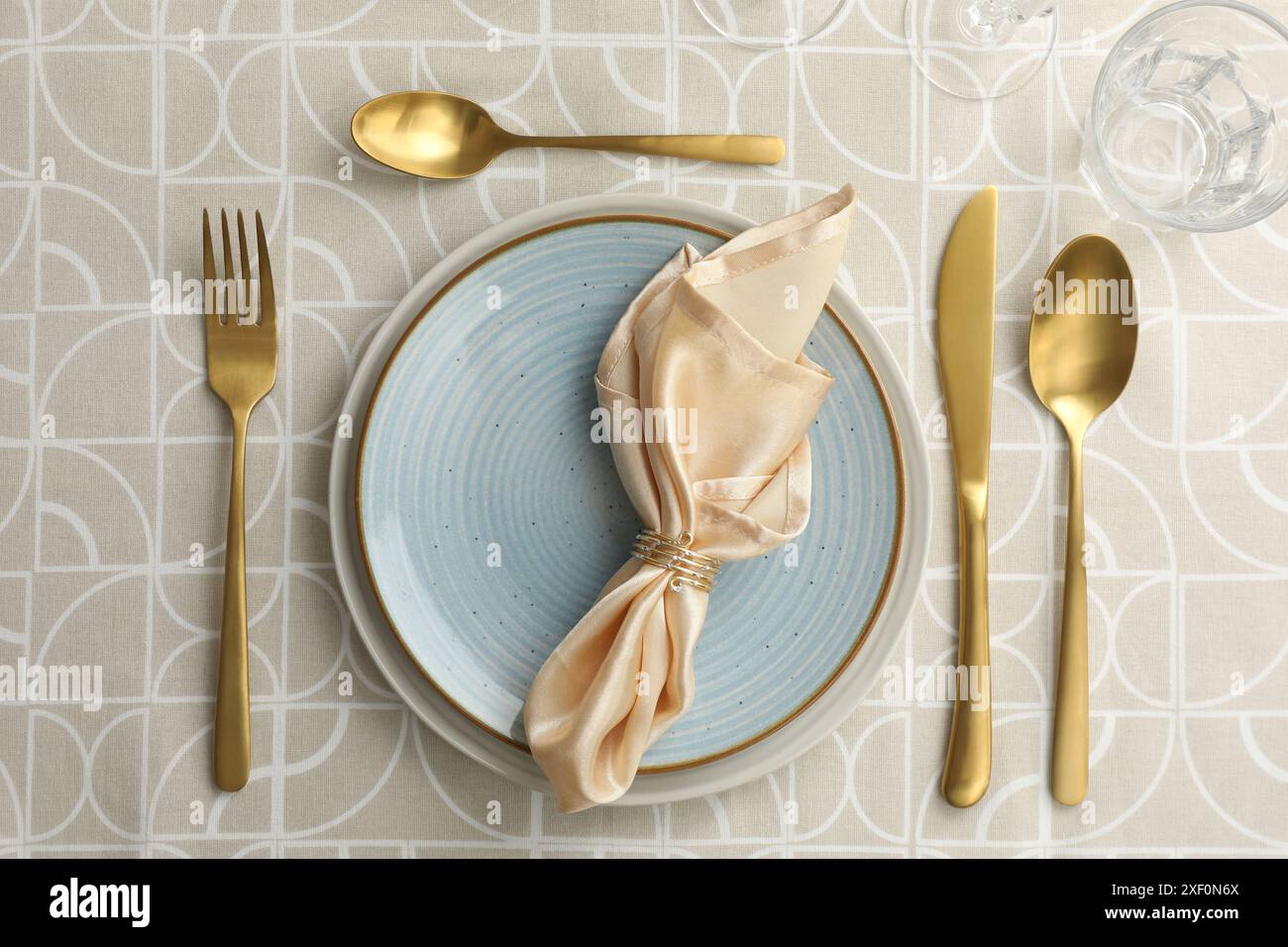 Stilvolle Einrichtung mit Besteck, Tellern, Serviette und Glas auf dem Tisch, flach gelegen Stockfoto