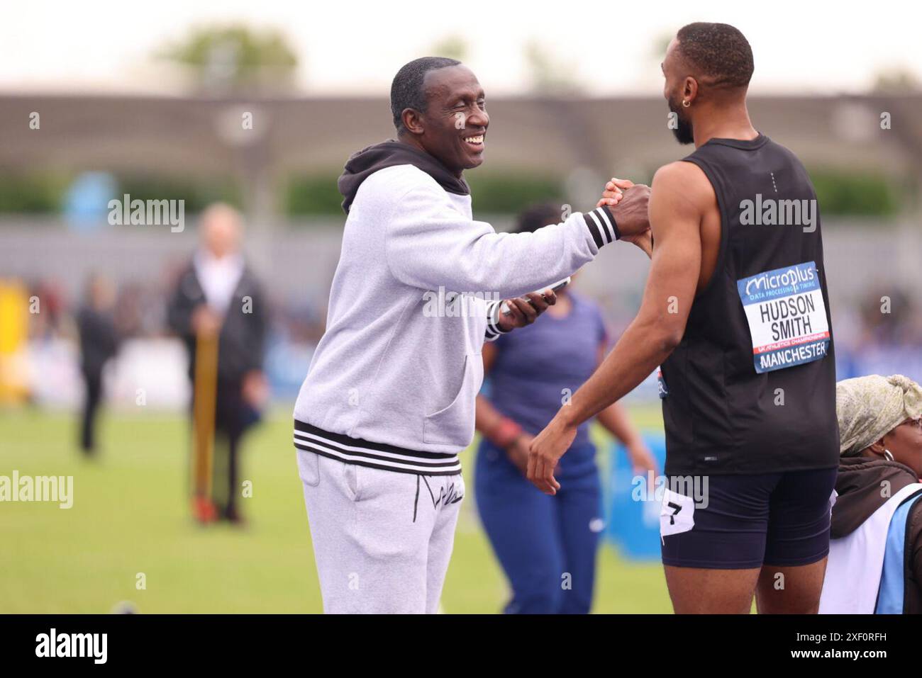 Manchester, England am Sonntag, 30. Juni 2024. Matt Hudson-Smith gewinnt das 200-m-Finale und wird von Linford Christie während der Microplus UK Athletics Championships in der Manchester Regional Arena, Manchester, England am Sonntag, den 30. Juni 2024, gratuliert. (Foto: Pat Scaasi | MI News) Credit: MI News & Sport /Alamy Live News Stockfoto