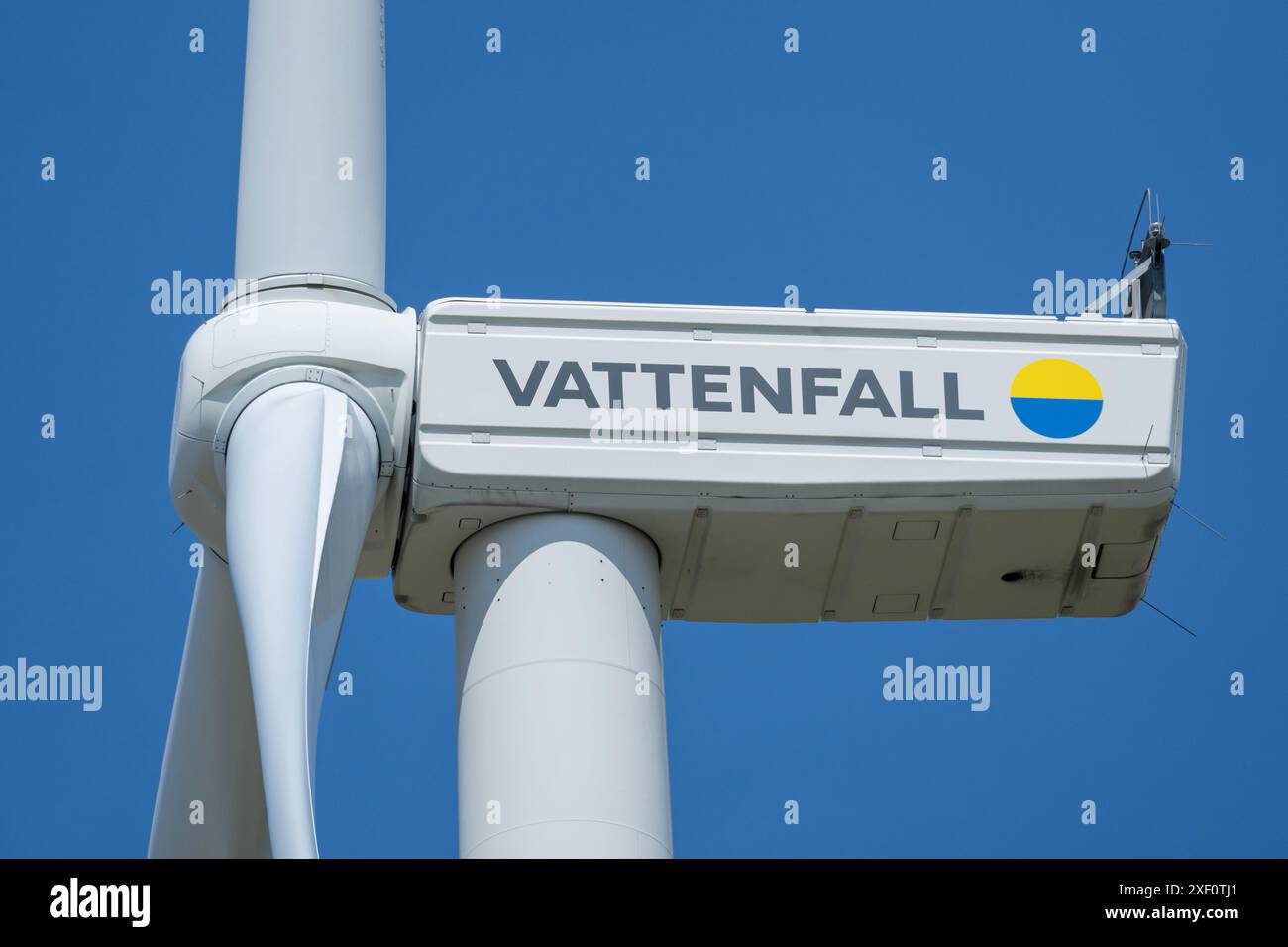 Vattenfall Windkraftanlage gegen blauen Himmel Stockfoto