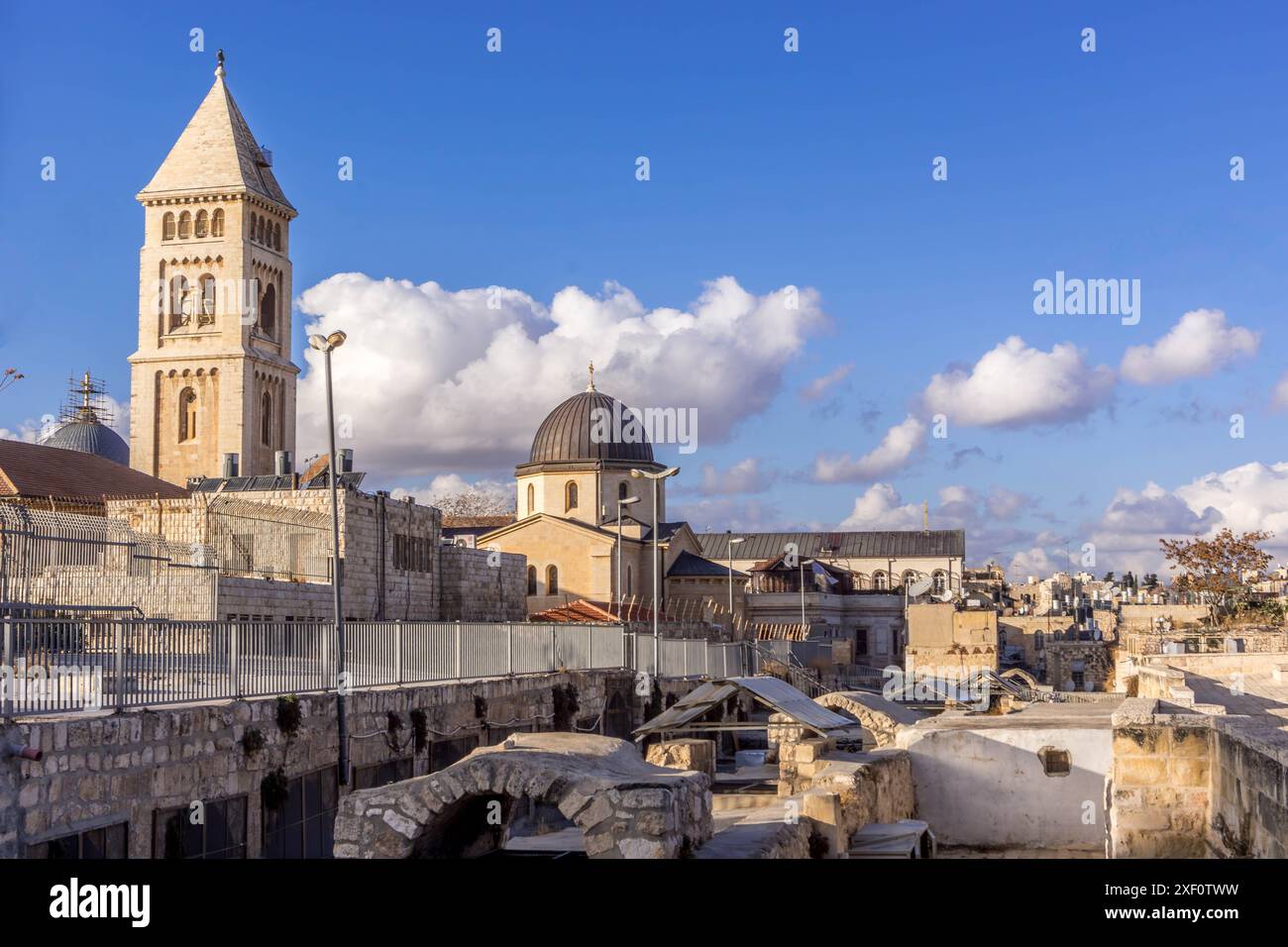 Die Dächer der Altstadt von Jerusalem, mit dem Turm der lutherischen Erlöserkirche, anderen christlichen Kathedralen, katholischen und orthodoxen Kirchen. Stockfoto