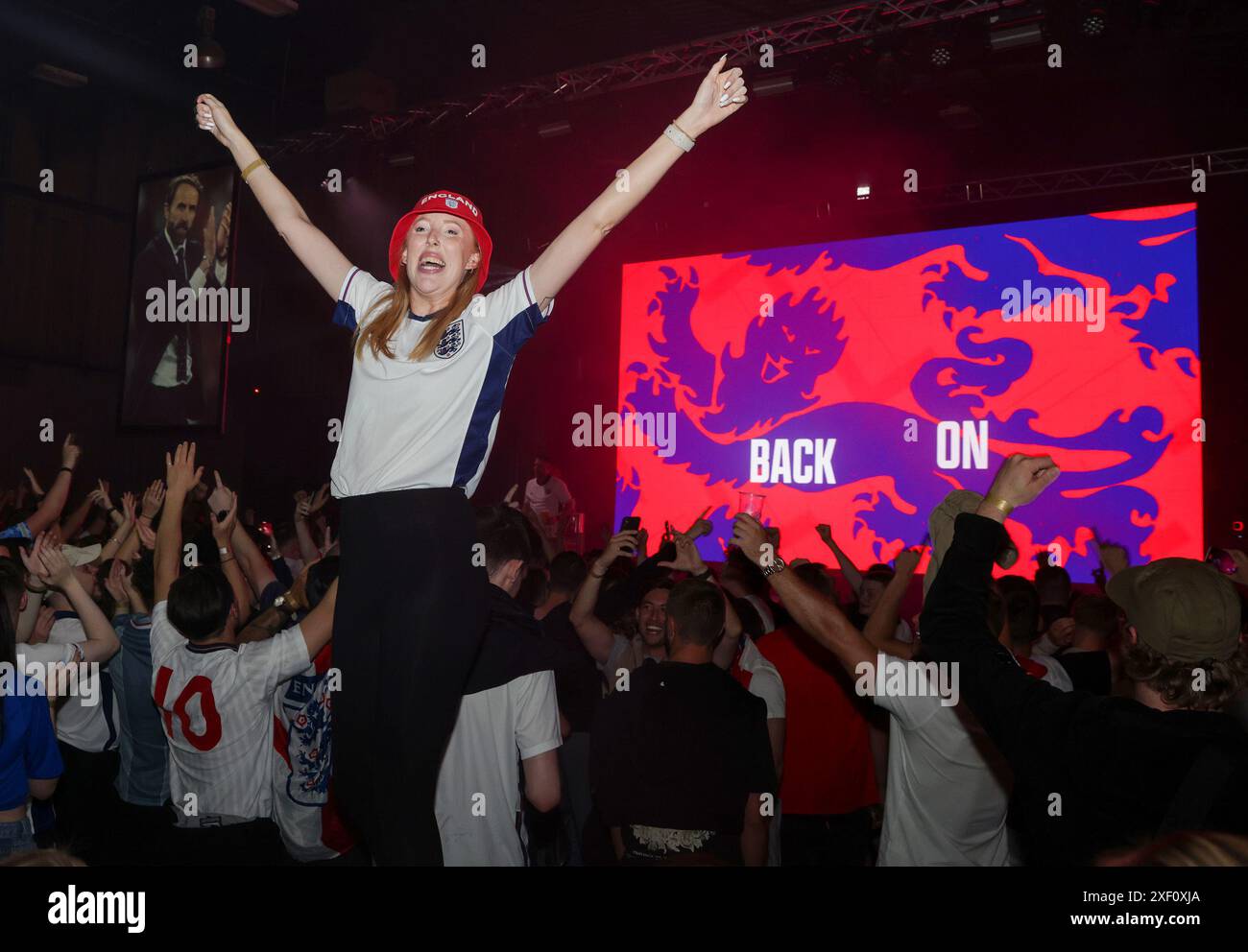 England-Fans feiern Vollzeit im Diecast, Manchester, während einer Vorführung des Achtelfinale der UEFA Euro 2024 zwischen England und der Slowakei. Bilddatum: Sonntag, 30. Juni 2024. Stockfoto