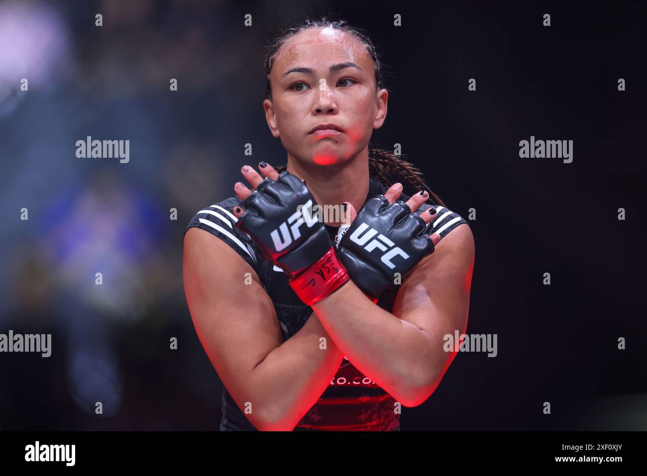 Las Vegas, Usa. Juni 2024. Michelle Waterson -Gomez (rot) tritt gegen Gillian Robertson (blau) in einem Strawweight-Kampf während des UFC 303-Events am 29. Juni 2024 in der T-Mobile Arena in Las Vegas, Nevada, an. Quelle: Brazil Photo Press/Alamy Live News Stockfoto