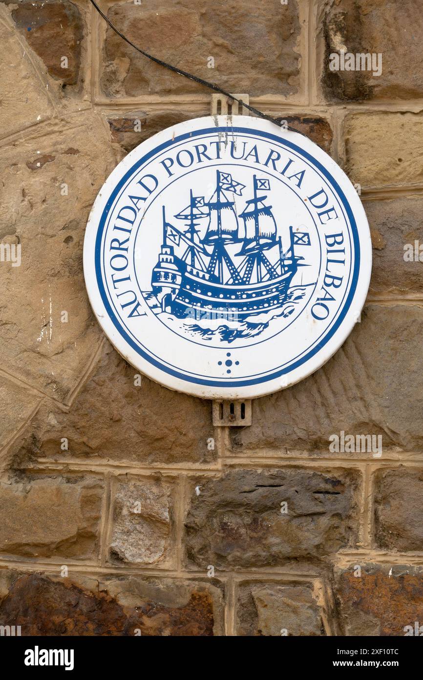 Das Schild für den Hafen von Bilbao Crest an der Rettungsstation des Roten Kreuzes im Hafen von Getxo (Algorta), Bilbao, Biskaya, Baskenland, Spanien Stockfoto