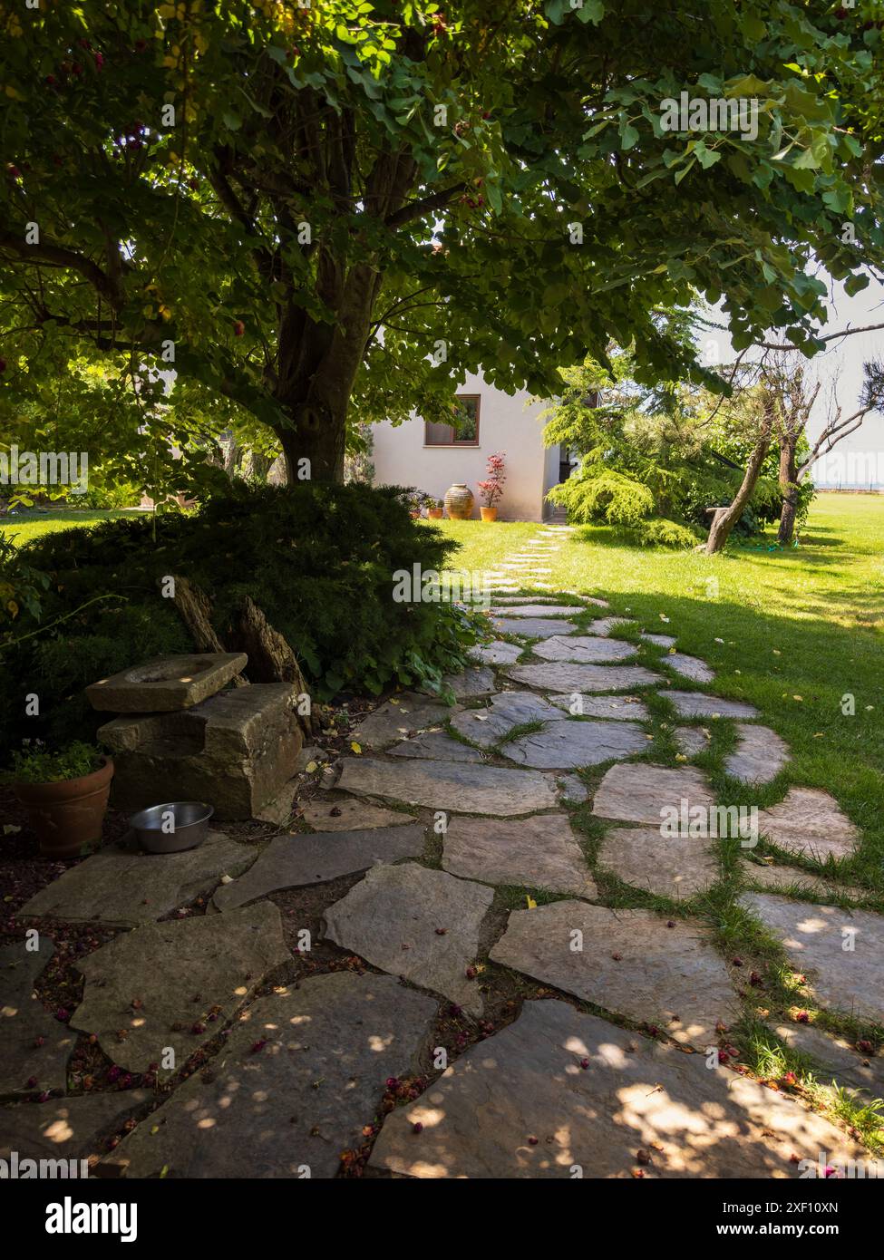 Eingang zum Gartentor. Gartenanlagen Stockfoto