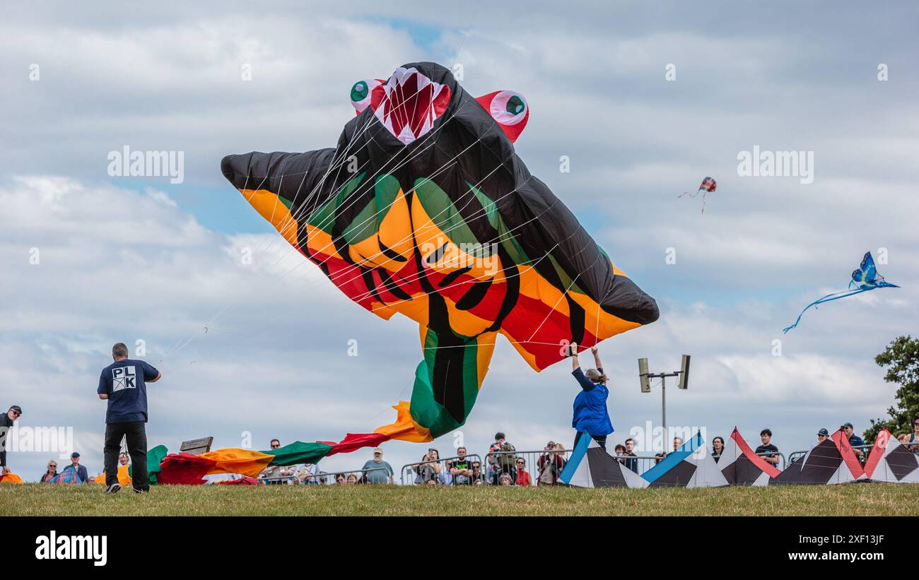 Drachenflieger bereiten sich darauf vor, einen großen Drachen beim Hampstead Kite Festival in London zu starten. Stockfoto Drachenflieger bereiten sich darauf vor, einen großen Drachen beim Hampstead Kite Festival in London zu starten. Stockfoto