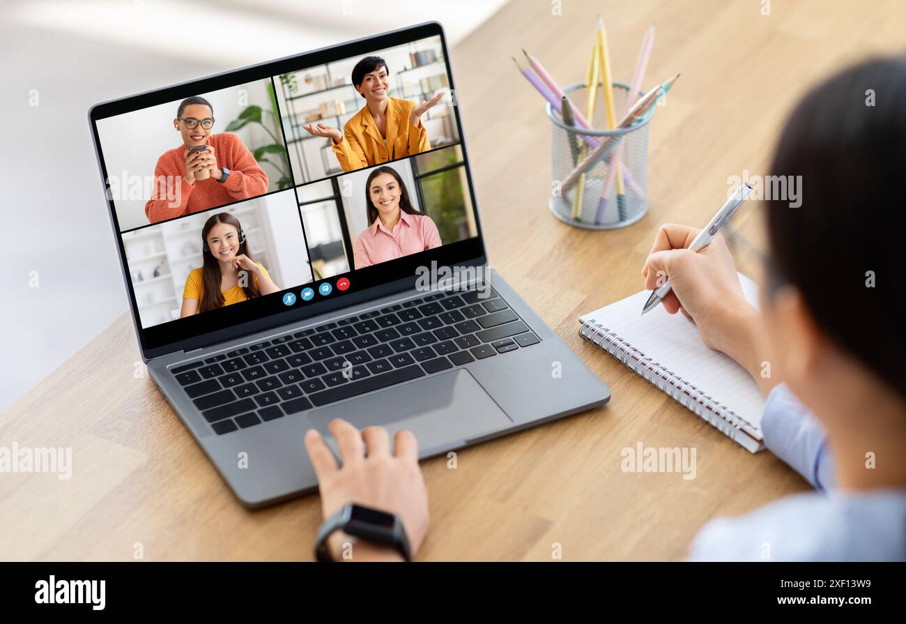 Frau Macht Sich Notizen Während Der Online-Videokonferenz Stockfoto