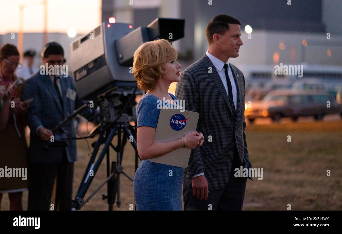 Fly Me to the Moon (2024) von Greg Berlanti mit Scarlett Johansson als Kelly Jones und Channing Tatum als Cole Davis. Marketing-Maven Kelly Jones verursacht Chaos bei der ohnehin schwierigen Aufgabe von Launch Director Cole Davis. Wenn das Weiße Haus die Mission für zu wichtig hält, um sie zu scheitern, wird Jones angewiesen, eine falsche Mondlandung als Backup zu inszenieren. Werbefoto ***NUR REDAKTIONELLE VERWENDUNG***. Quelle: BFA / Dan McFadden / Columbia Pictures Stockfoto