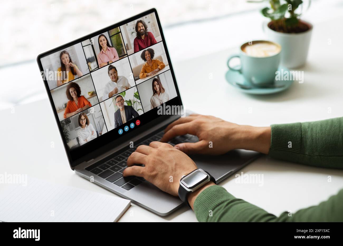 Mann mit Laptop für Videokonferenzen mit Kollegen tagsüber Stockfoto